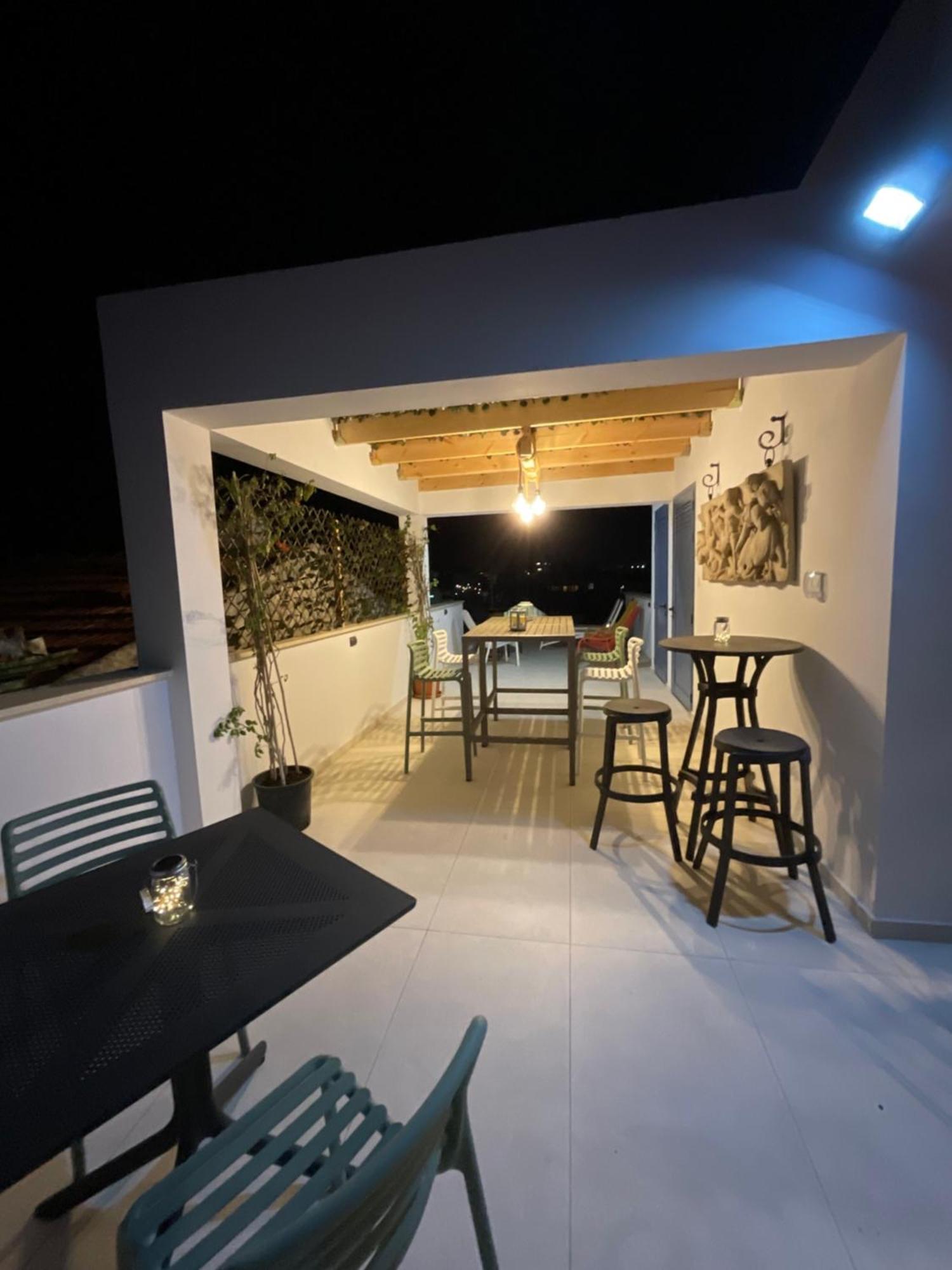 Le Voyageur By The Sea - Furnished Rooms Larnaca Exterior photo