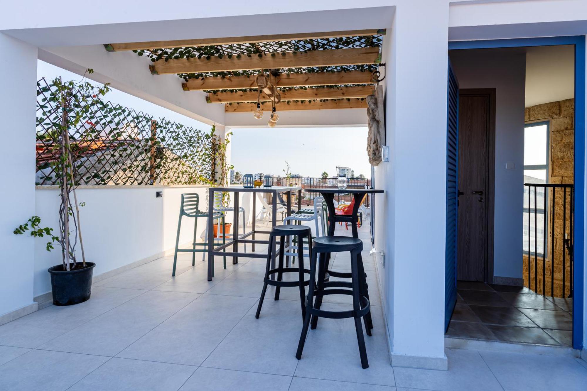 Le Voyageur By The Sea - Furnished Rooms Larnaca Exterior photo