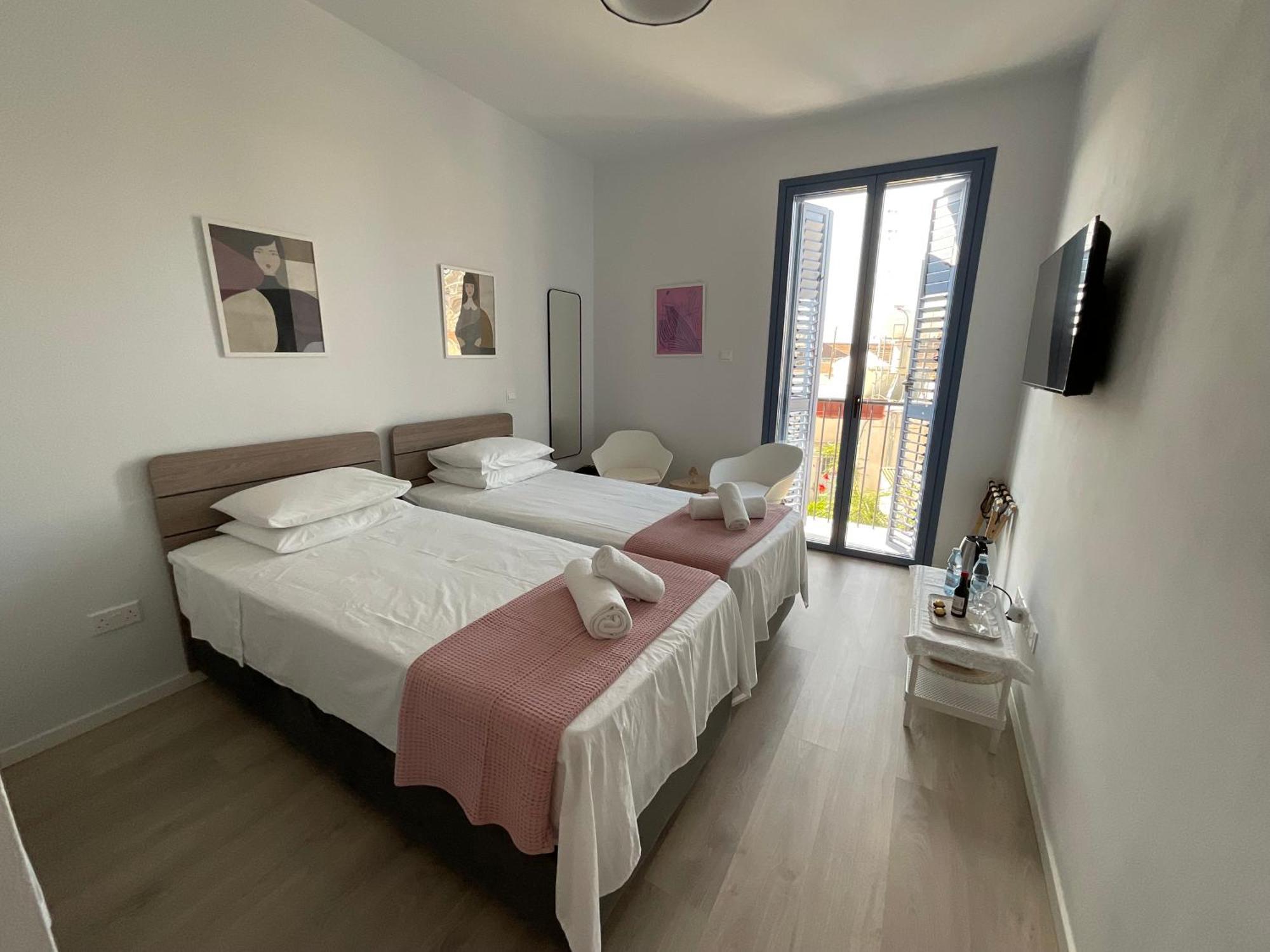 Le Voyageur By The Sea - Furnished Rooms Larnaca Exterior photo